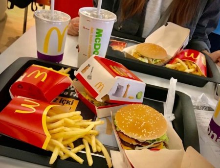 "İşçisi ayaqyoluna gedib əllərini yumur, qida ilə təmasda olur" - “McDonald`s”a qarşı iddia qaldırılması narahatlıq yaradıb