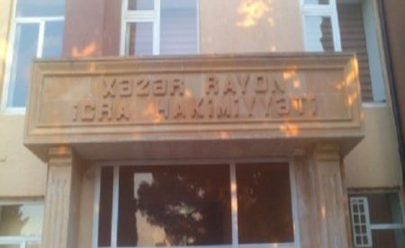 Xəzər rayonunda biabırçı mənzərə - Şagirdlər məktəbə girə bilmir