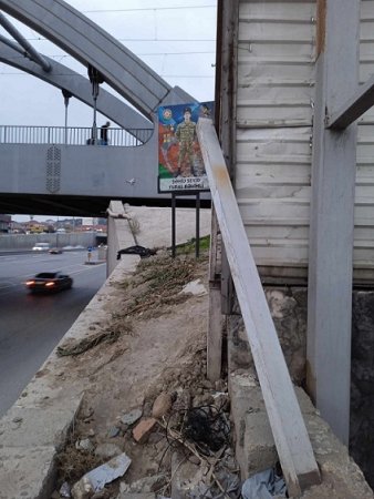 Azay Möhnətovun adamları şəhid plakatının önünü dəmir löhvəylə bağlayıblar - FOTOLAR