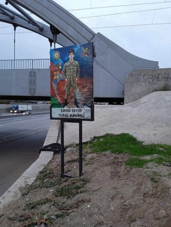 Azay Möhnətovun adamları şəhid plakatının önünü dəmir löhvəylə bağlayıblar - FOTOLAR