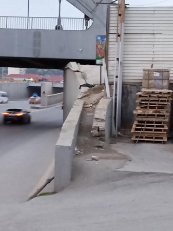 Azay Möhnətovun adamları şəhid plakatının önünü dəmir löhvəylə bağlayıblar - FOTOLAR