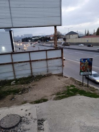 Azay Möhnətovun adamları şəhid plakatının önünü dəmir löhvəylə bağlayıblar - FOTOLAR