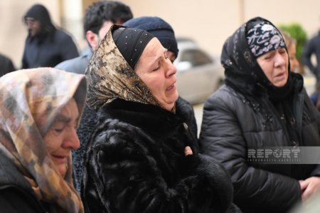 Təyyarə qəzasında həlak olan stüardessa Hökumə Əliyevanın yaşadığı evdə xatirəsi anılır