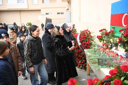 Təyyarə qəzasında həlak olan stüardessa Hökumə Əliyevanın yaşadığı evdə xatirəsi anılır